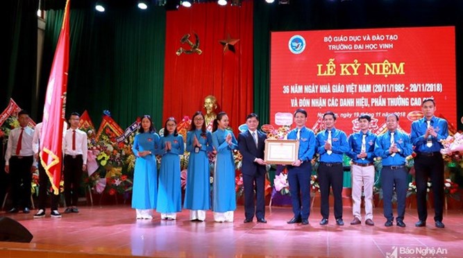  Đoàn TNCS Hồ Chí Minh Trường Đại học Vinh vinh dự được nhận Huân chương Lao động Hạng Ba