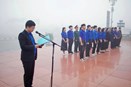  Đoàn Đại biểu Đoàn Thanh niên - Hội Sinh viên Trường Đại học Vinh tổ chức dâng hoa tại Quảng trường Hồ Chí Minh.
