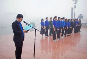  Đoàn Đại biểu Đoàn Thanh niên - Hội Sinh viên Trường Đại học Vinh tổ chức dâng hoa tại Quảng trường Hồ Chí Minh.