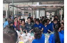 Sinh viên Viện Nông nghiệp và Tài nguyên tham gia nấu 400 suất cháo từ thiện tại Bệnh viện Sản nhi Nghệ An lần 3