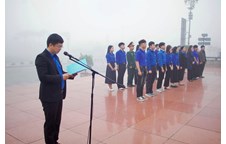 Đoàn Đại biểu Đoàn Thanh niên - Hội Sinh viên Trường Đại học Vinh tổ chức dâng hoa tại Quảng trường Hồ Chí Minh.