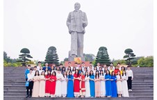 Hội Sinh viên Trường Đại học Vinh tổ chức Lễ báo công tại Quảng trường Hồ Chí Minh, thành phố Vinh