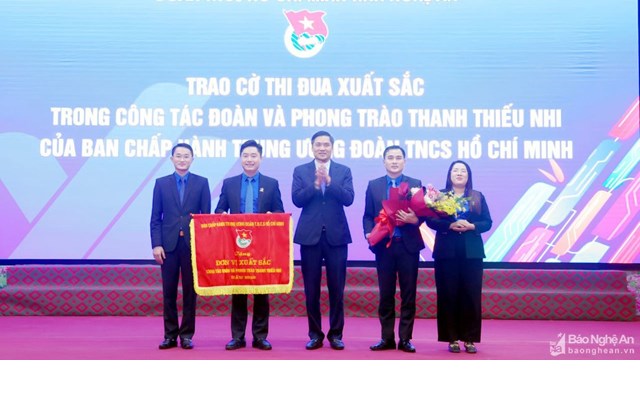 Tỉnh đoàn Nghệ An đón nhận Cờ thi đua đơn vị xuất sắc của Trung ương Đoàn năm 2022